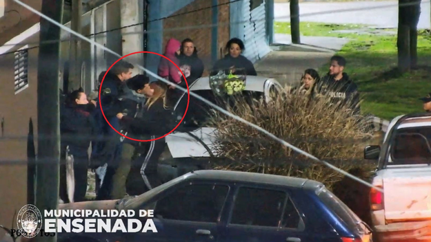 Atraparon a un dealer en Ensenada y antes de que se lo llevaran preso su novia lo despidió a los besos