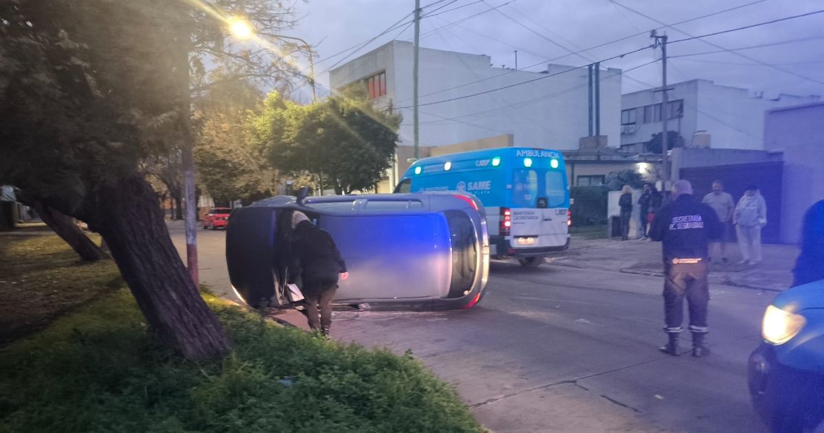 Fuerte choque y vuelco en La Plata terminó con un nene de 7 años herido