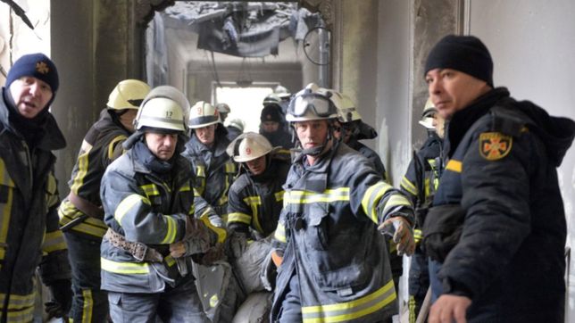 ucrania asediada: rusia bombardeo la segunda ciudad y una caravana avanza sobre kiev