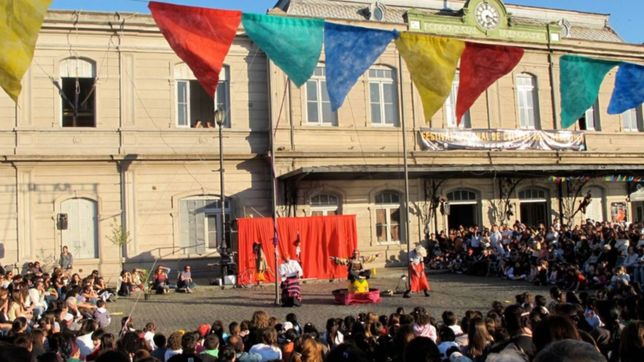 feria, patio gastronomico y shows: meridiano v cierra el ano con multiples actividades