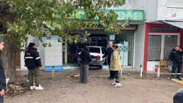 un fuerte choque en barrio aeropuerto termino con uno de los autos adentro de una farmacia un fuerte choque en barrio aeropuerto termino con uno de los autos adentro de una farmacia