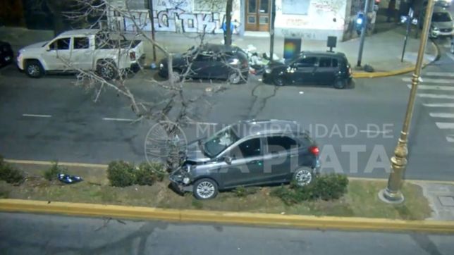 video: asi fue el accidente en pleno centro que termino con un auto incrustado en un arbol