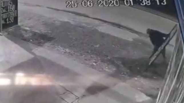 video: en un insolito robo, un ladron escapo con la pizarra de una carniceria de la plata