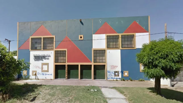 un adolescente de la plata llevo un arma al colegio y amenazo a un companero para cobrarle una deuda