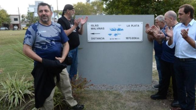 con un emotivo homenaje, inauguraron un particular cartel sobre las islas malvinas