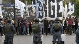 manifestantes de la ccc cortaron la bajada de la autopista por la inflacion y el desempleo manifestantes de la ccc cortaron la bajada de la autopista por la inflacion y el desempleo