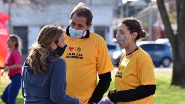 garro y julieta quintero chasman participaron de una caminata con vecinos de la plata