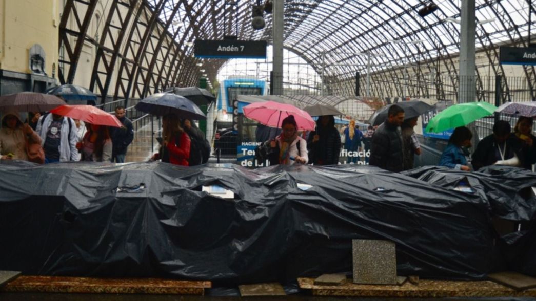 Un solo molinete, las demoras y la lluvia hicieron explotar a los usuarios del tren Roca