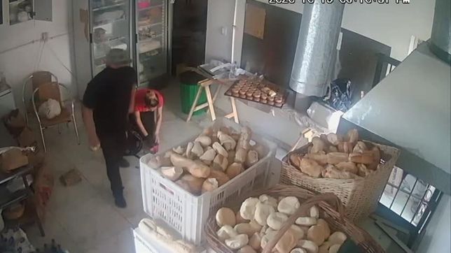 asalto una panaderia y antes de irse le deseo feliz dia de la madre a la empleada