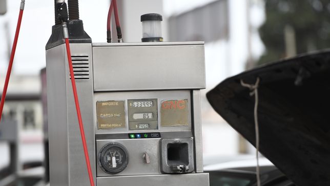 Incendio, olor a gas y temor en una estación de servicios abandonada de La Plata