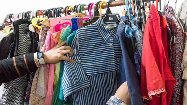 delincuentes se metieron en un paseo de compras de la plata y huyeron con dinero y mercaderia