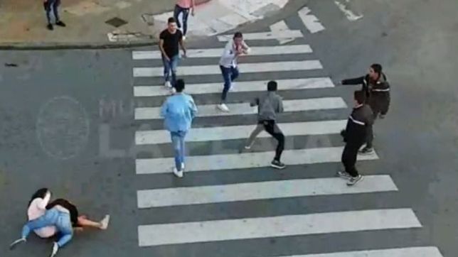 video de la golpiza en diagonal 80: pedradas, una trompada a traicion y patadas en el piso