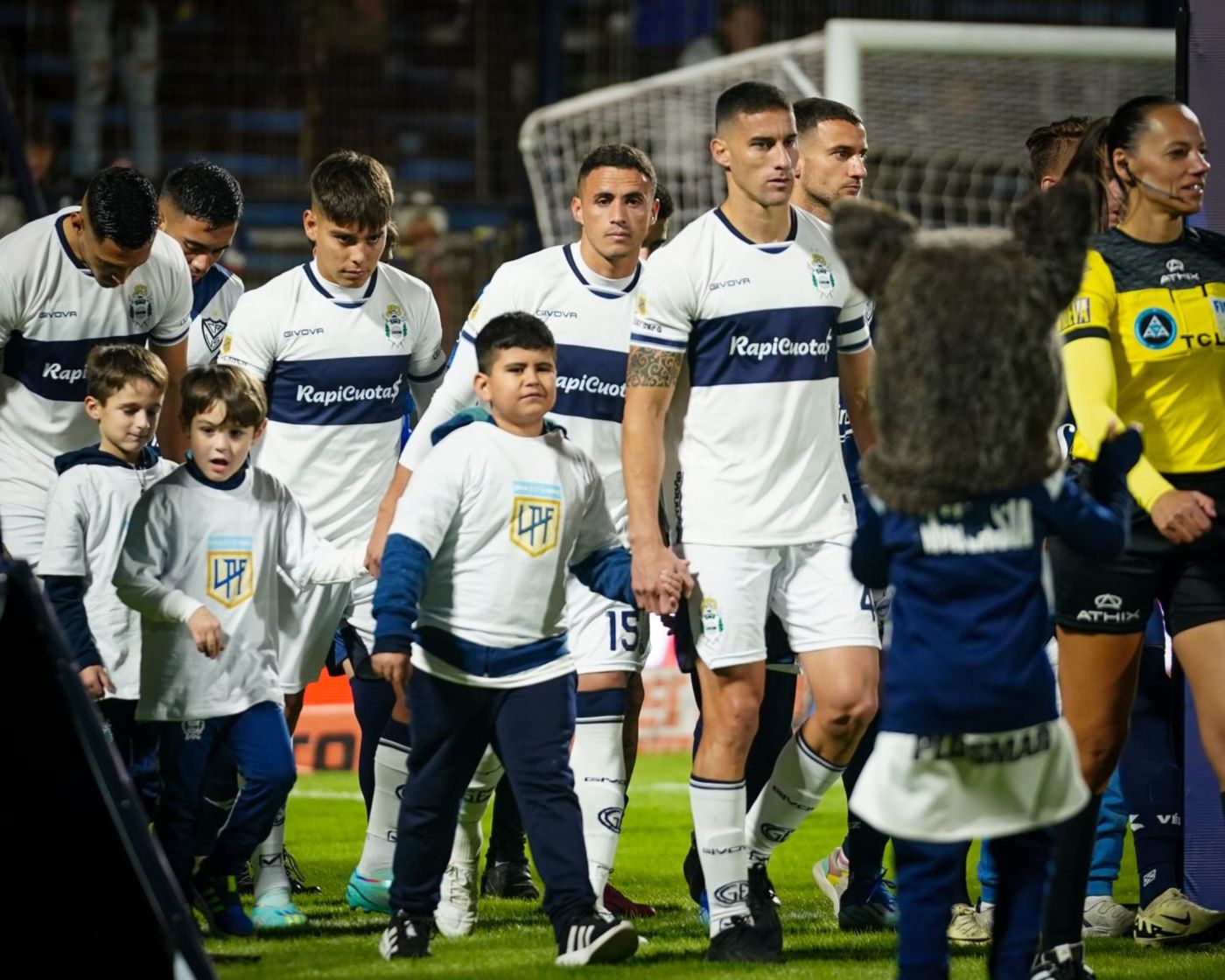 Gimnasia fila Bosque.jpg