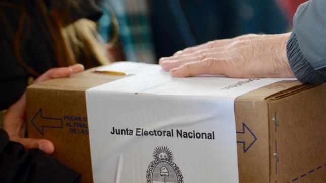 video: el increible blooper de un precandidato a intendente en la plata al momento de votar