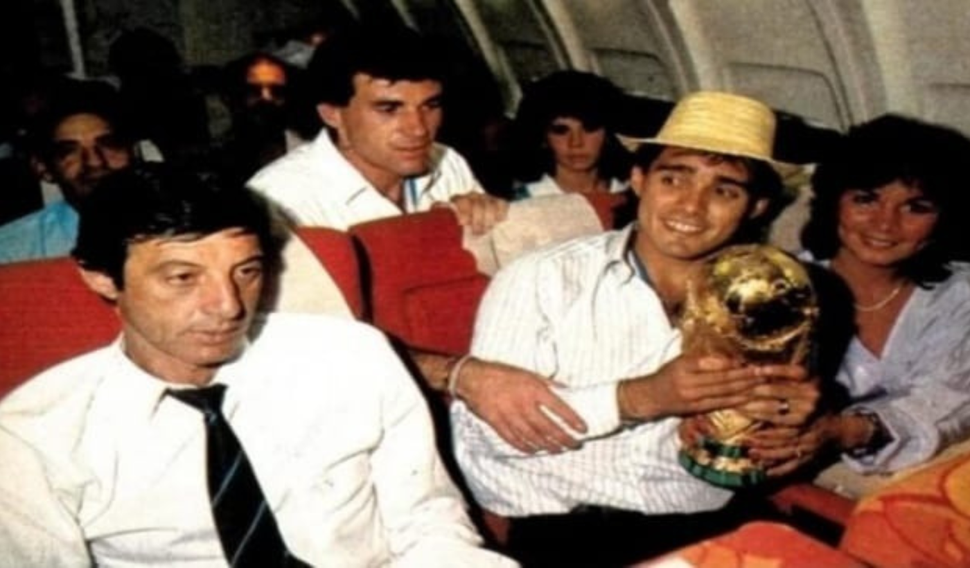 Carlos Espósito, el referí argentino en México 1986, volviendo con el plantel de Bilardo.