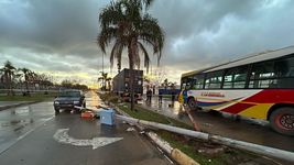un micro embistio a un camion y cuatro personas resultaron heridas un micro embistio a un camion y cuatro personas resultaron heridas
