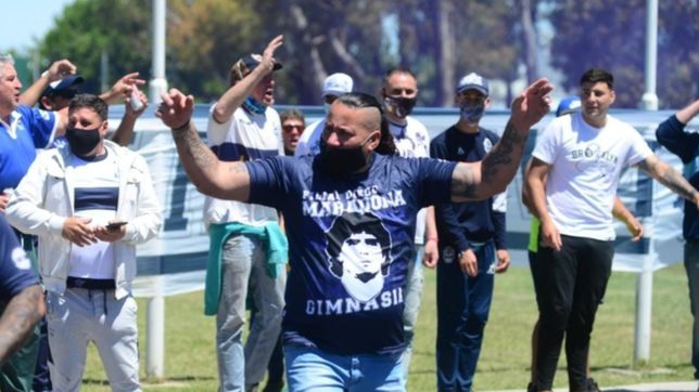 las fotos de la caravana de los hinchas de gimnasia para apoyar a maradona en la clinica
