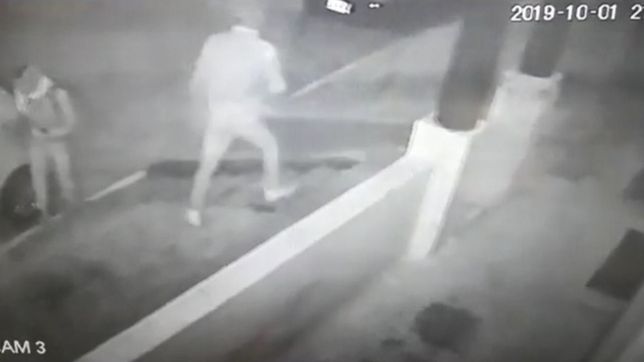 sorprendio a una chica en la puerta de su casa, la tomo del brazo y le robo todo