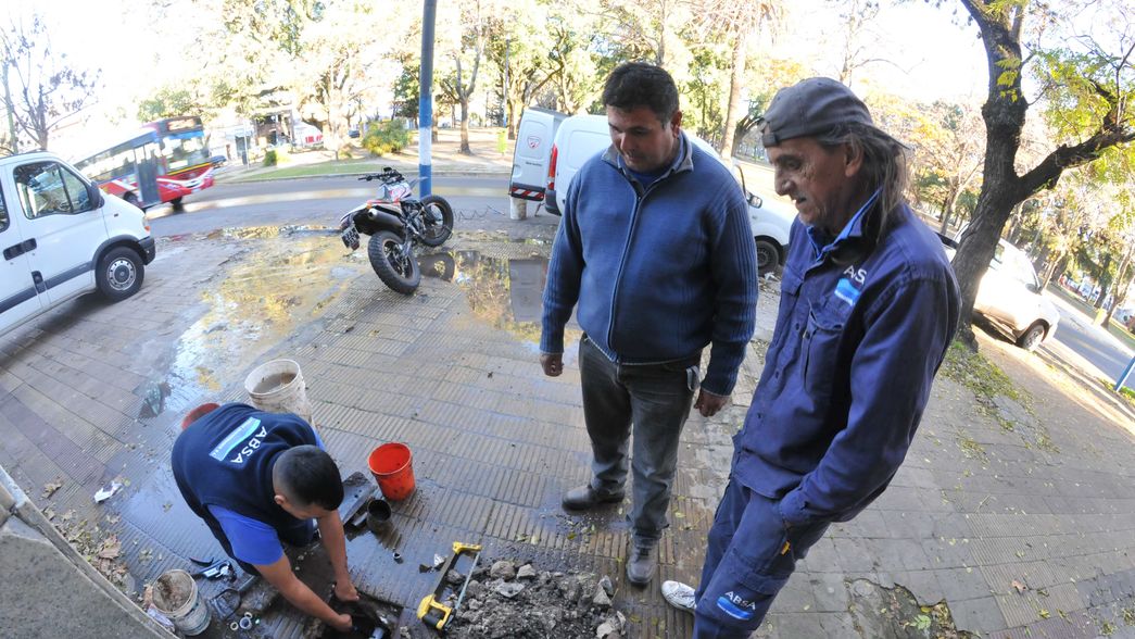 Robaron cables y tableros de ABSA y no hay agua en un zona de La Plata