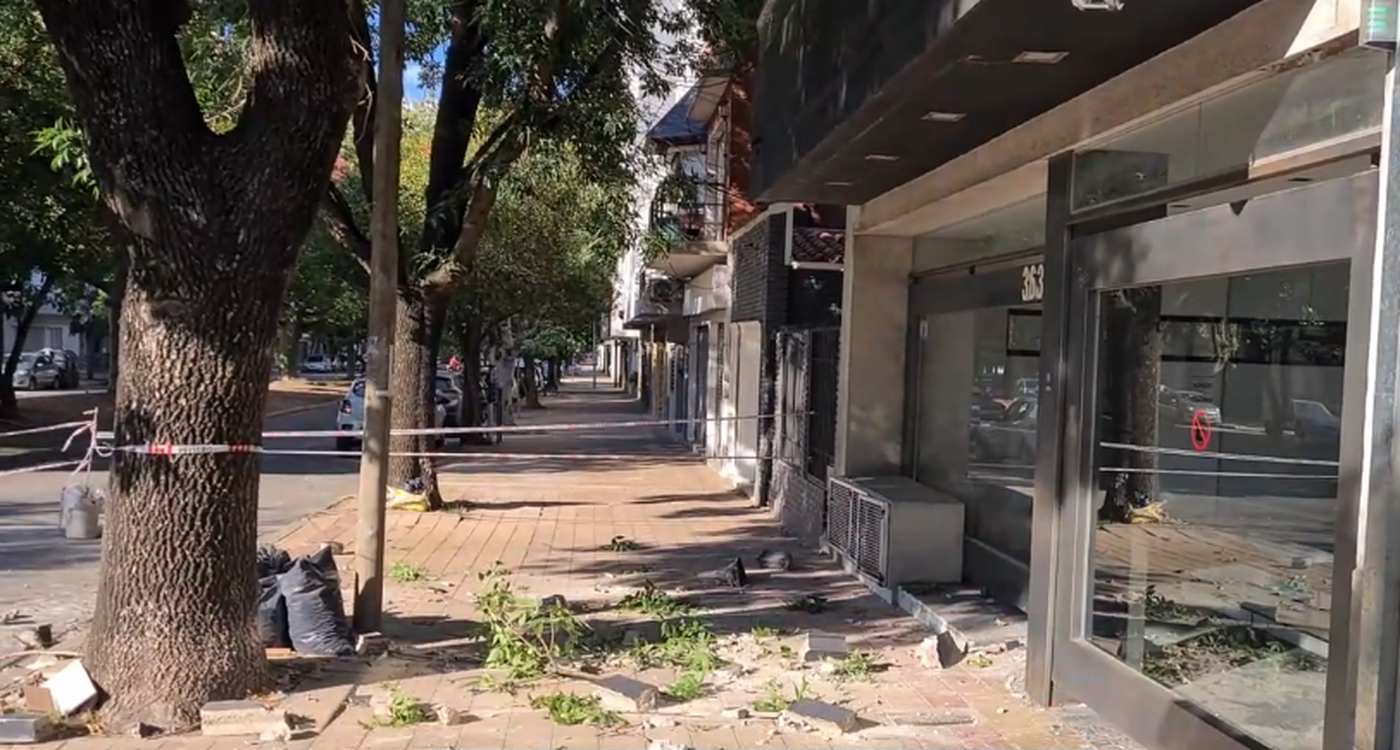 La mampostería que se desprendió del balcón en un edificio de La Plata