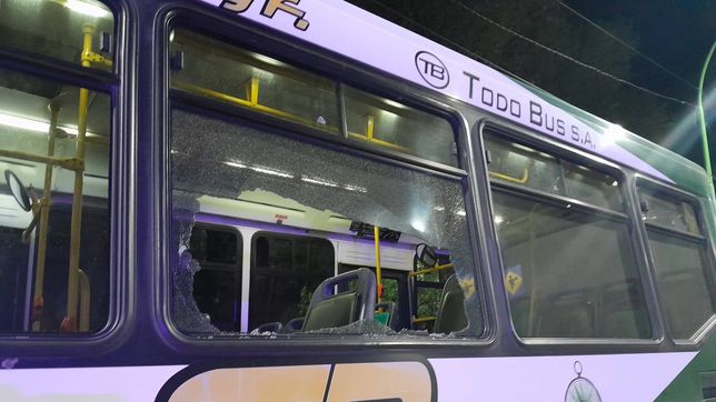 cinco detenidos tras un violento ataque a piedrazos contra un micro en ensenada