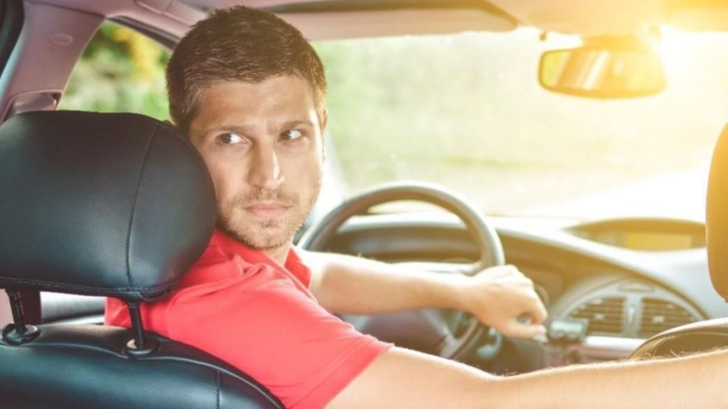 La peligrosa maniobra que muchos hacen luego de estacionar y que piden evitar