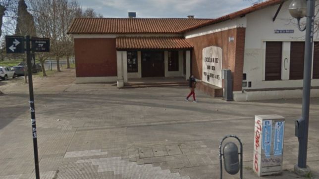 estudiar entre ratas: alumnos y padres protestaron frente a la primaria de 7 y 32