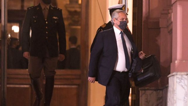 fernandez suma apoyo de diversos sectores y aun no define que hara con las renuncias