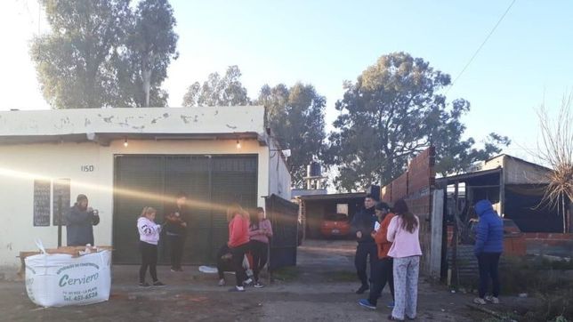 defendio a su esposa de un robo y termino baleado: buscan a tres delincuentes