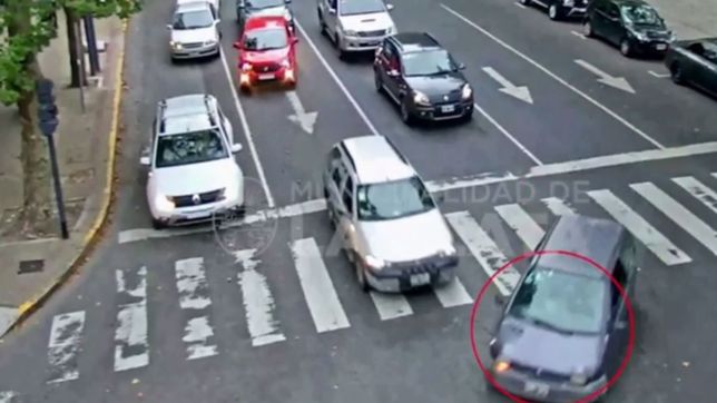 video: se cruzo delante de varios autos y causo un accidente en plaza moreno