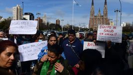 marcha de medicos contra la municipalidad: vinculan a la oposicion de la plata con la organizacion