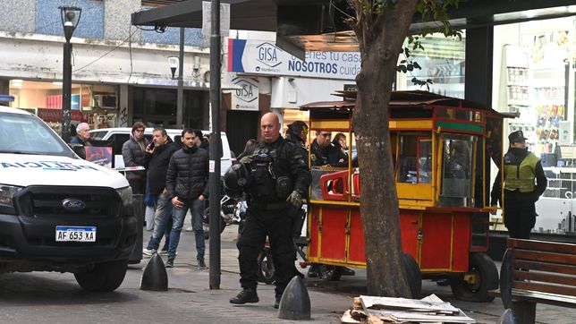 tension en pleno centro de la plata por una persona que amenazaba con quitarse la vida