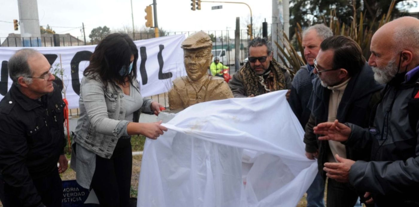 busto jorge julio lópez - Los Hornos