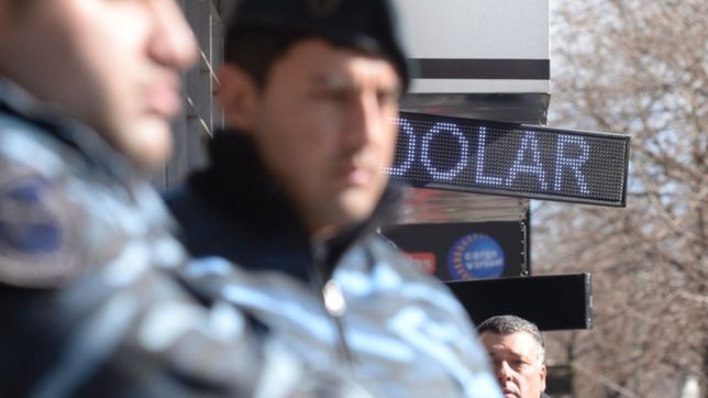 el dolar blue cerro la jornada con una suba de $50 y rompio la barrera de los $780