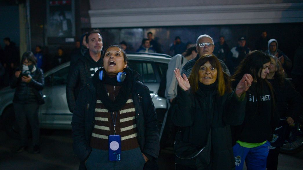 Un grupo de hinchas se manifestó frente a la sede y pidió la renuncia de Cowen