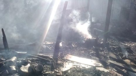 El fuego arrasó con una casa de Melchor Romero, un perro quedó atrapado y murió quemado