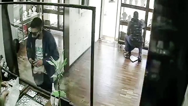 video: robaron en una joyeria de city bell en pleno dia y dejaron maniatada a la empleada