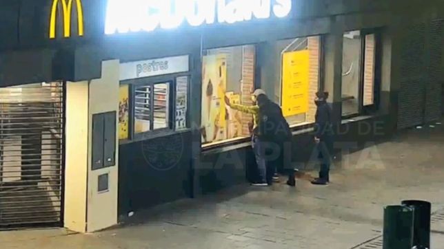 video: intento romper los vidrios de una casa de comidas rapidas del centro de la plata