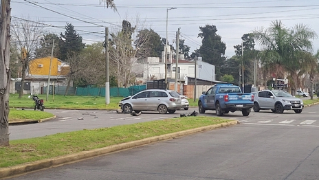 Dos motociclistas resultaron heridos en Gonnet tras un fuerte accidente de tránsito