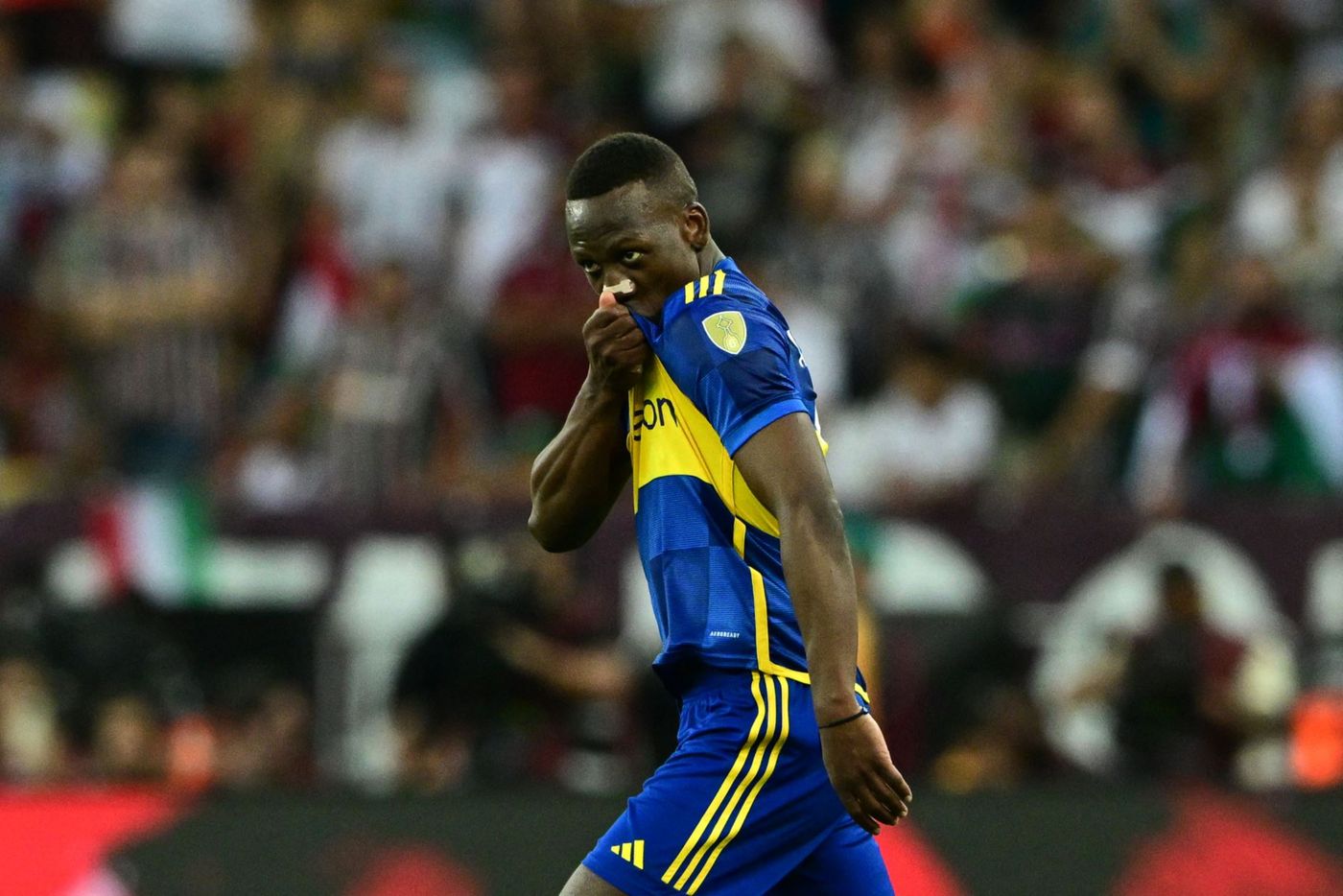 Luis Advíncula estará presente junto a Boca ante Estudiantes.
