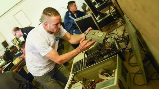 solidaridad tras las rejas: internos repararon computadoras para donar a escuelas rurales