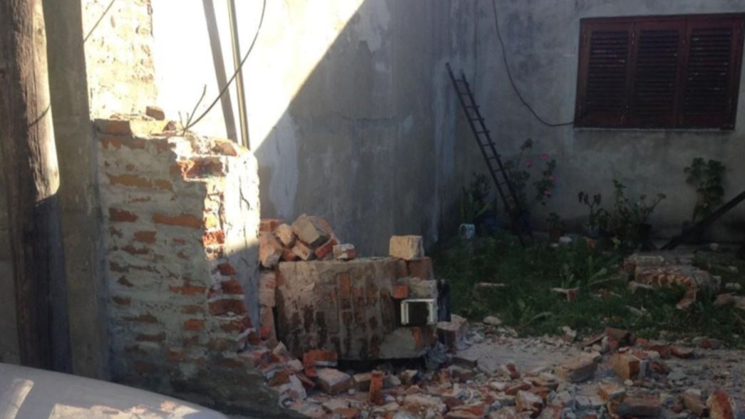 Un hombre agredió a su ex y terminó con el auto adentro de la casa de un vecino