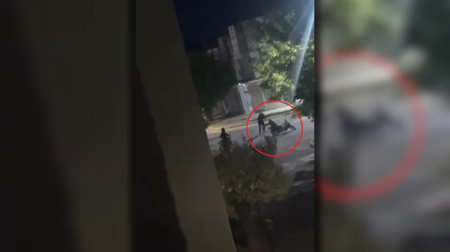 se peleo con ladrones armados en plena calle, pero terminaron escapando con su moto