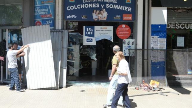 destrozaron la vidriera y robaron televisores en una sucursal de aloise