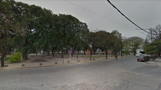 brutal ataque en la zona roja de la plata: golpearon y apunalaron a un joven de 24 anos