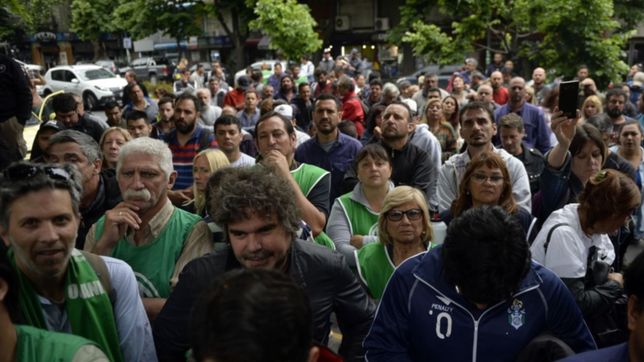 con banderas y megafono, los trabajadores del astillero acompanaron a sus lideres