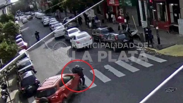 video: una camioneta choco a un hombre en pleno centro de la plata