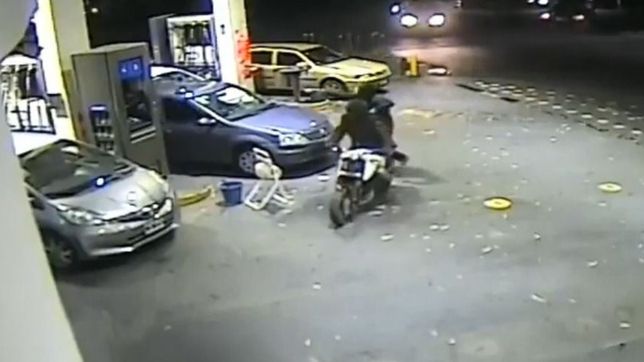 video: dos motochorros armados protagonizaron un violento raid en estaciones de servicio