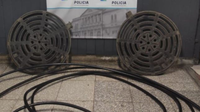 se robo dos alcantarillas y 20 metros de cable en la calle y termino preso en la plata