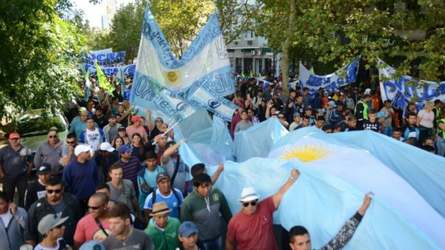 la uocra marcha por las calles de la plata con bombos, banderas y pirotecnia